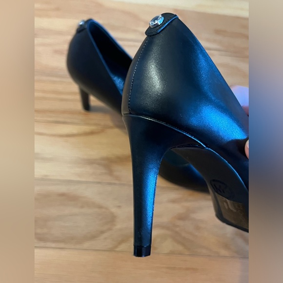 Michael Kors Dorothy Flex Leather Pump - Picture 11 of 12